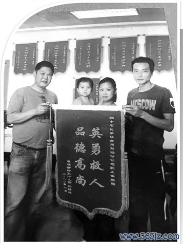 2010年实盘杠杆平台，郑妍一家给余献国（左一）送来锦旗表达谢意。