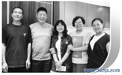 郑妍（中）被北京大学录取后，与余献国一家再相聚。余献国供图